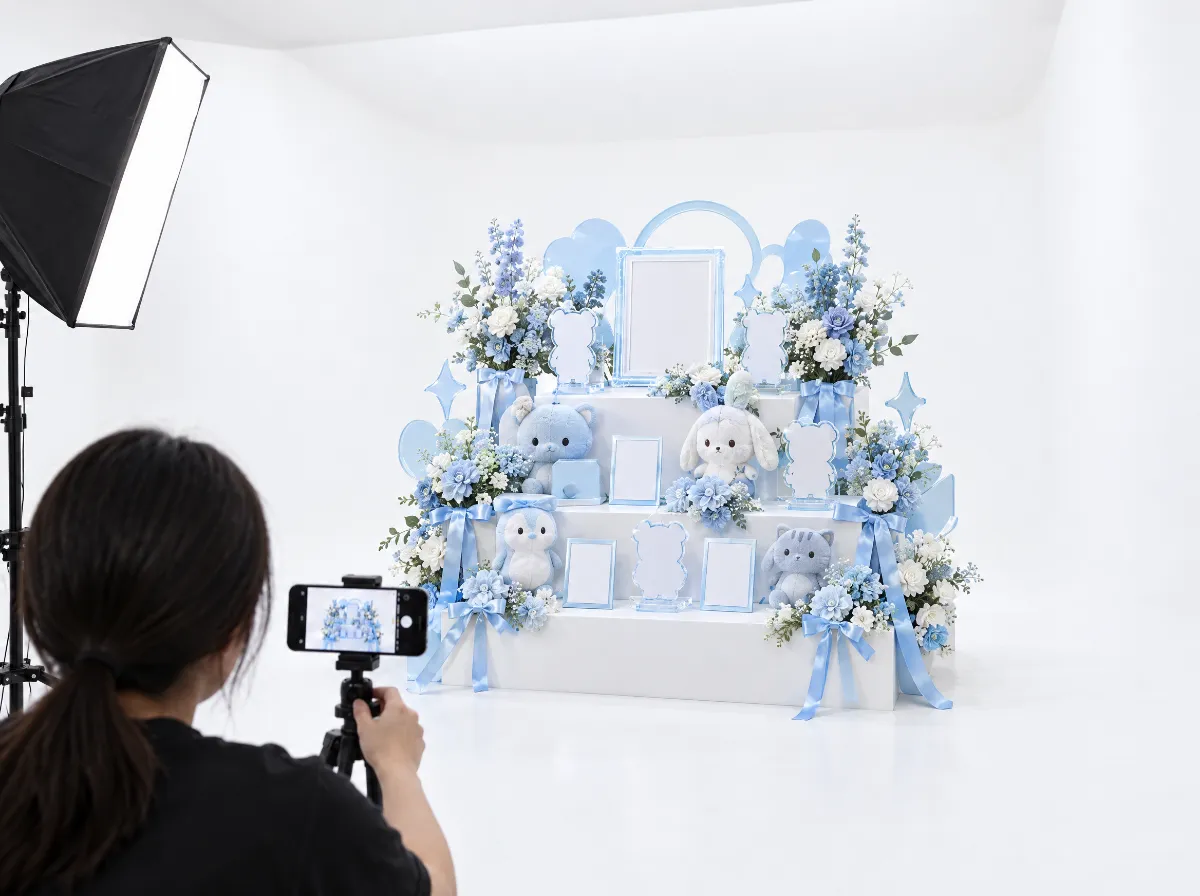 祭壇をスマホで撮影するイメージ